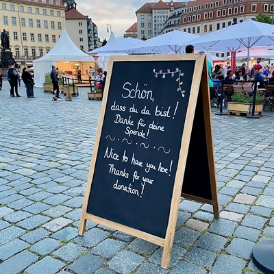 Wooden Kreietafelschild aus hellem Holz, mit magnetischer Tafel sowie Frontscheibe, Postergröße 42,5 x 87,5 cm.