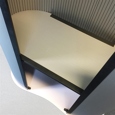 Ovale, gebogener Messetisch/Theke inkl. Druck auf PET-Stayflat-Folie mit Schweißnaht