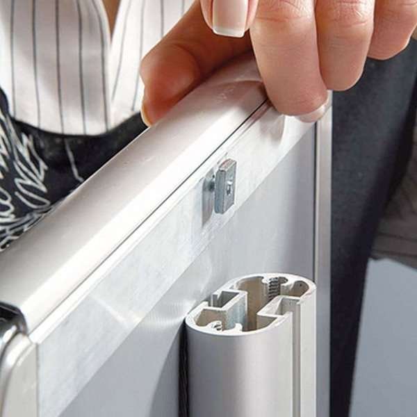 Handdesinfektionsständer mit Ablage und A4-Klapprahmen