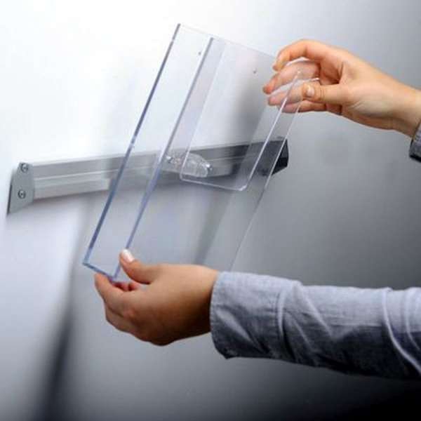 Prospekthalter für die Wand, Aluminiumschiene mit 2 Stk. A4-Acrylhalter