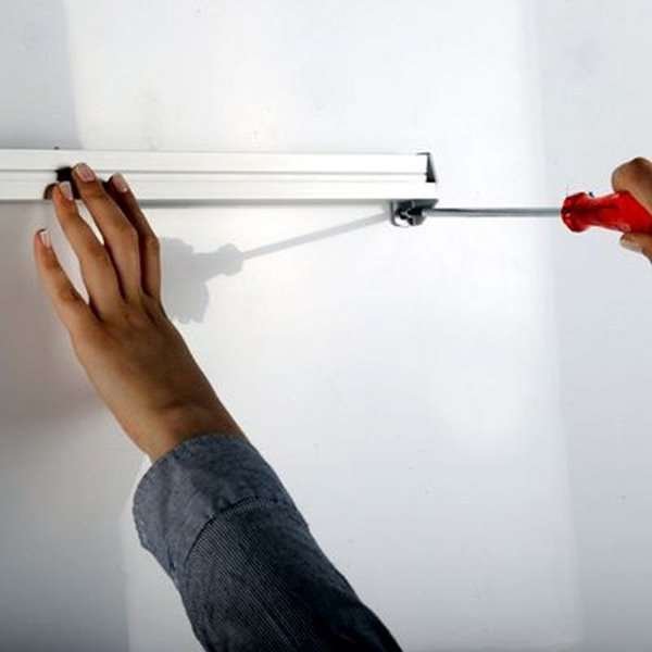 Prospekthalter für die Wand, Aluminiumschiene mit 2 Stk. A4-Acrylhalter