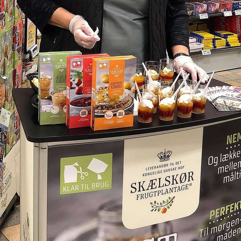 Geschwungene Messetheke mit weißer Tischplatte