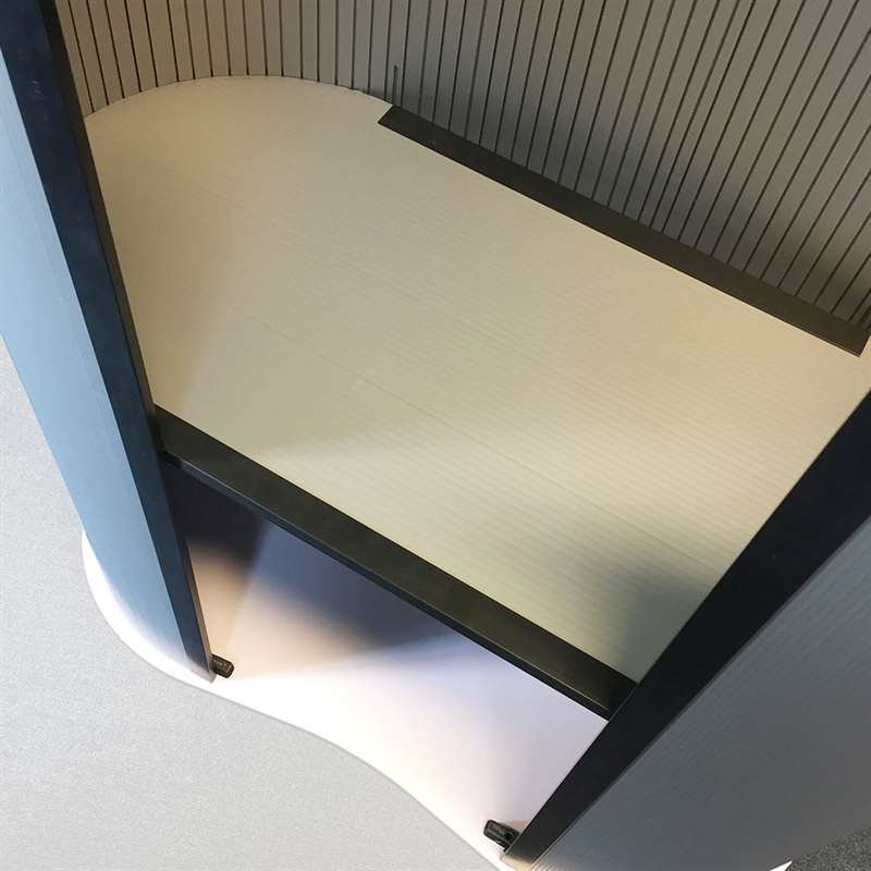 Ovale, geschwungene Messetisch/Theke