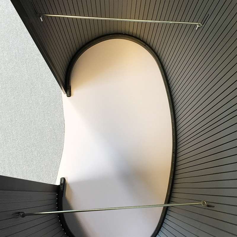 Ovale, geschwungene Messetisch/Theke