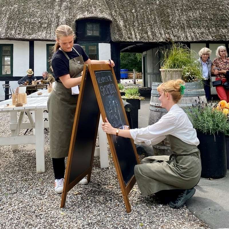 Wooden Kreidetafel Kundenstopper aus Holz, dunkel gebeizt, mit Stahlbrett, 46 x 68 cm
