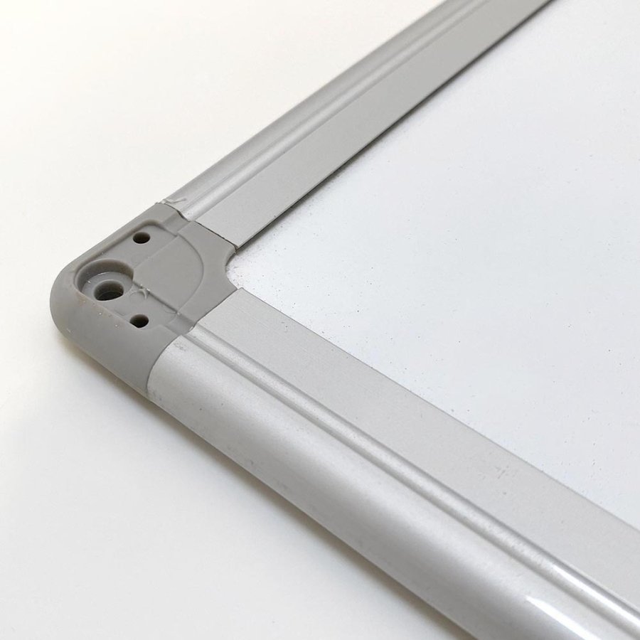 Whiteboard- und Kork-Kombitafel-Set 60x40cm, inkl. schwarzer Magnetmarker, 4 x schwarze 20-mm-Magnete, 12 schwarze Nadeln und Montagesatz