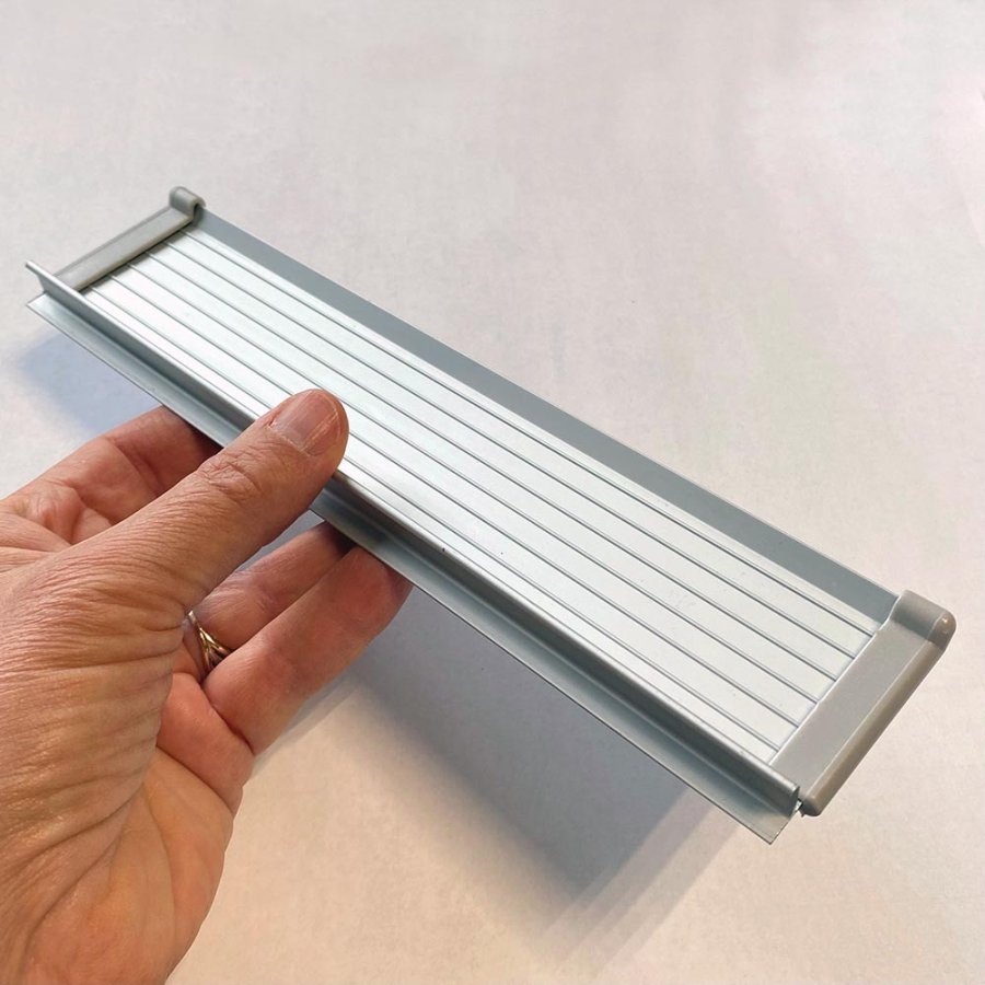 Whiteboard- und Kork-Kombitafel-Set 60x40cm, inkl. schwarzer Magnetmarker, 4 x schwarze 20-mm-Magnete, 12 schwarze Nadeln und Montagesatz