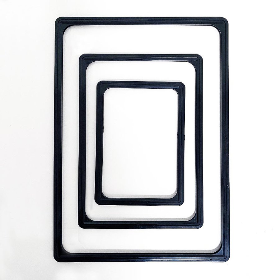 Preisrahmenset, schwarzer Stahlfu&szlig; und Aluminiumstange, schwarzer A5-Rahmen (14,8 x 21 cm). H&ouml;he 63 - 81 cm, Breite 15,6 cm, Fu&szlig; 16 x 21 cm