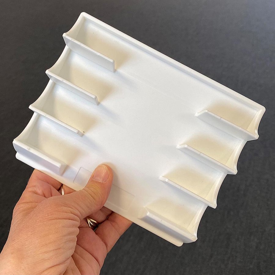 Magnetischer Stifthalter f&uuml;r 4 Stifte, wei&szlig;er Kunststoff, mit 4 Magneten hinten und Klebepads