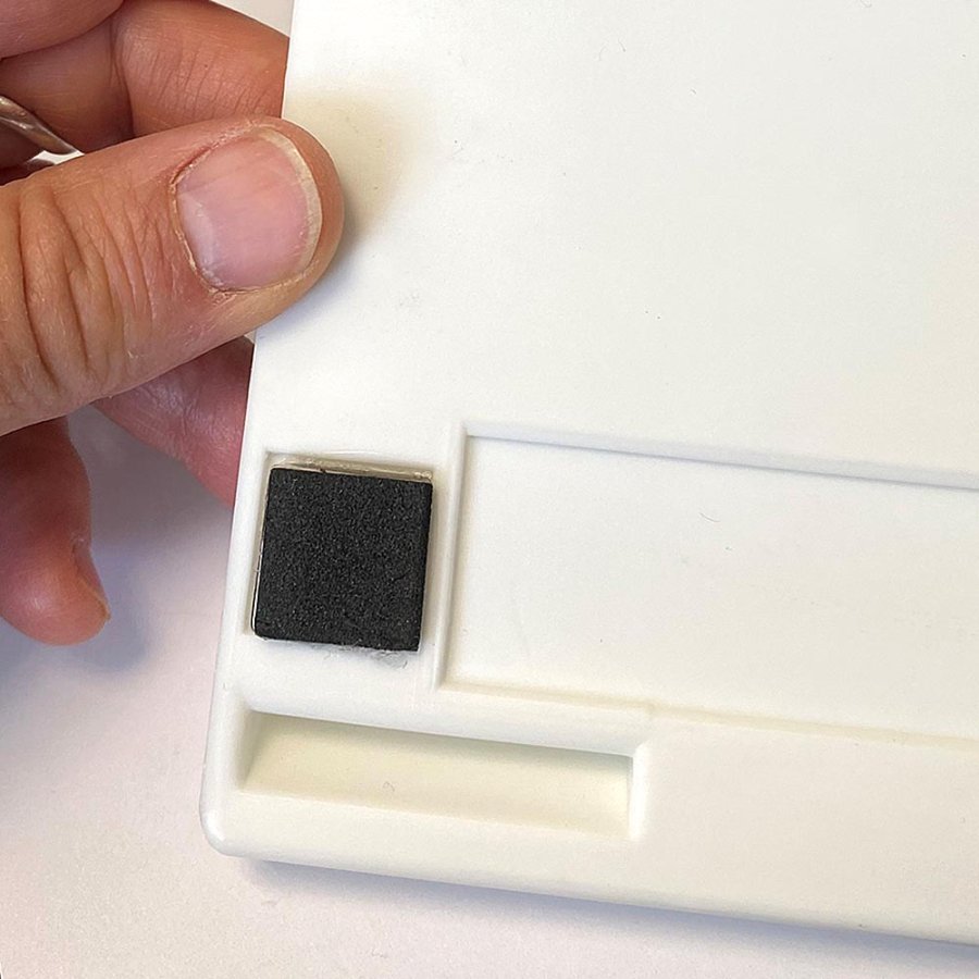 Magnetischer Stifthalter f&uuml;r 4 Stifte, wei&szlig;er Kunststoff, mit 4 Magneten hinten und Klebepads