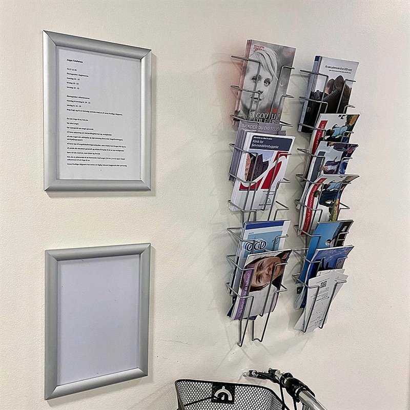 Brosch&uuml;renhalter f&uuml;r die Wand 9xA5 oder A6 Horizontal silber