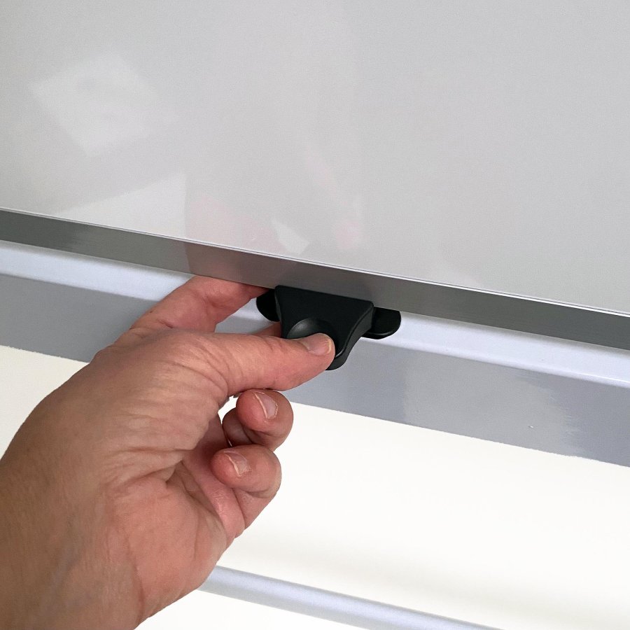 Whiteboard Pro: Emaillierte Wendetafel 150x120 cm auf mobilem Stativ