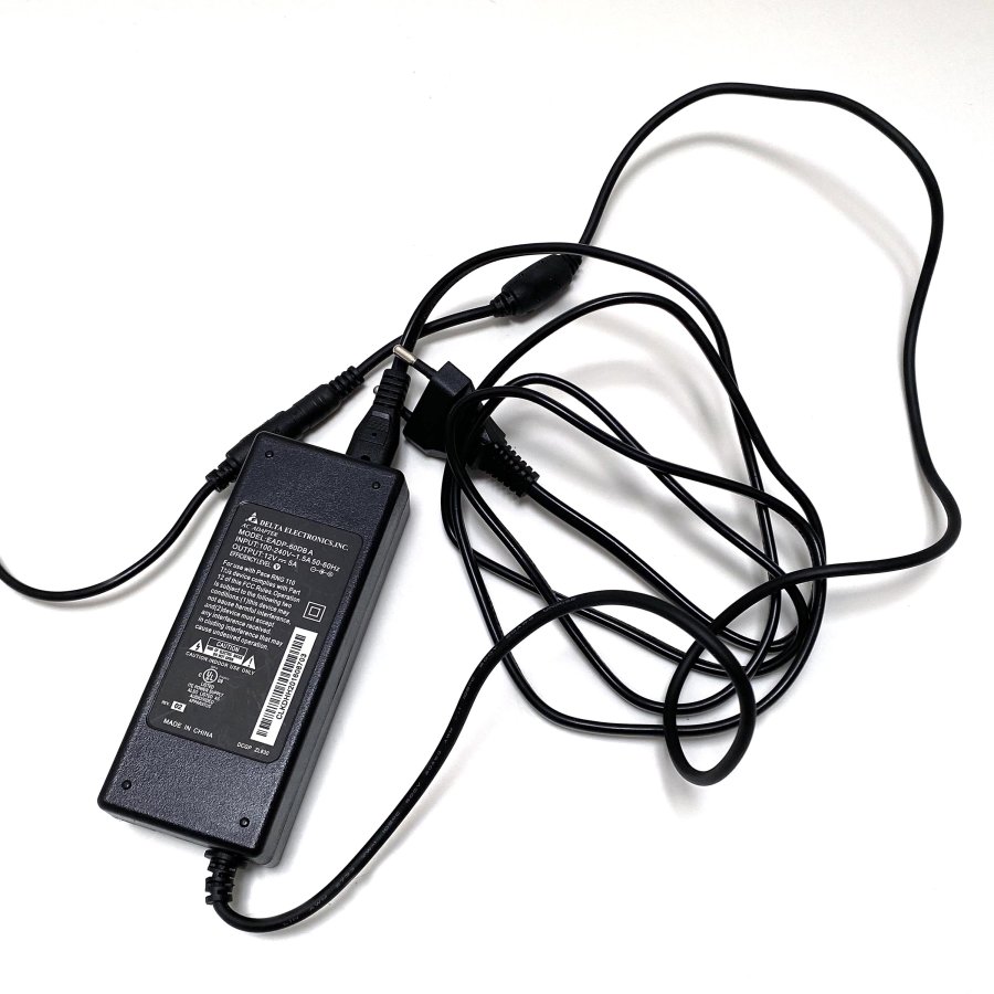 Attraktives LED Offen-Schild - Schwarzes Design mit rotem Text und blauem Kreis.