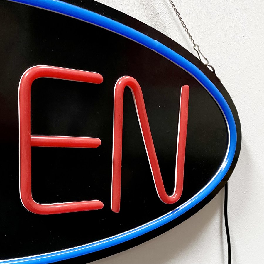 Attraktives LED Offen-Schild - Schwarzes Design mit rotem Text und blauem Kreis.