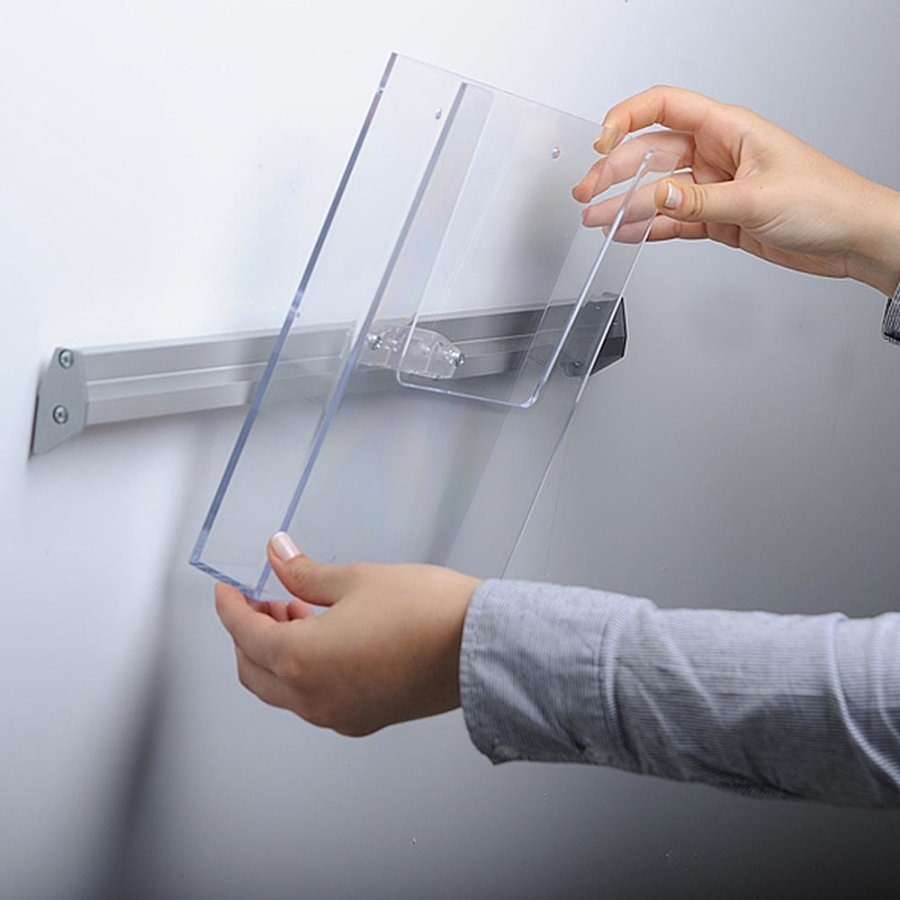 Prospekthalter f&uuml;r die Wand, Aluminiumleiste mit 3 Stk. M65 Acrylhalter