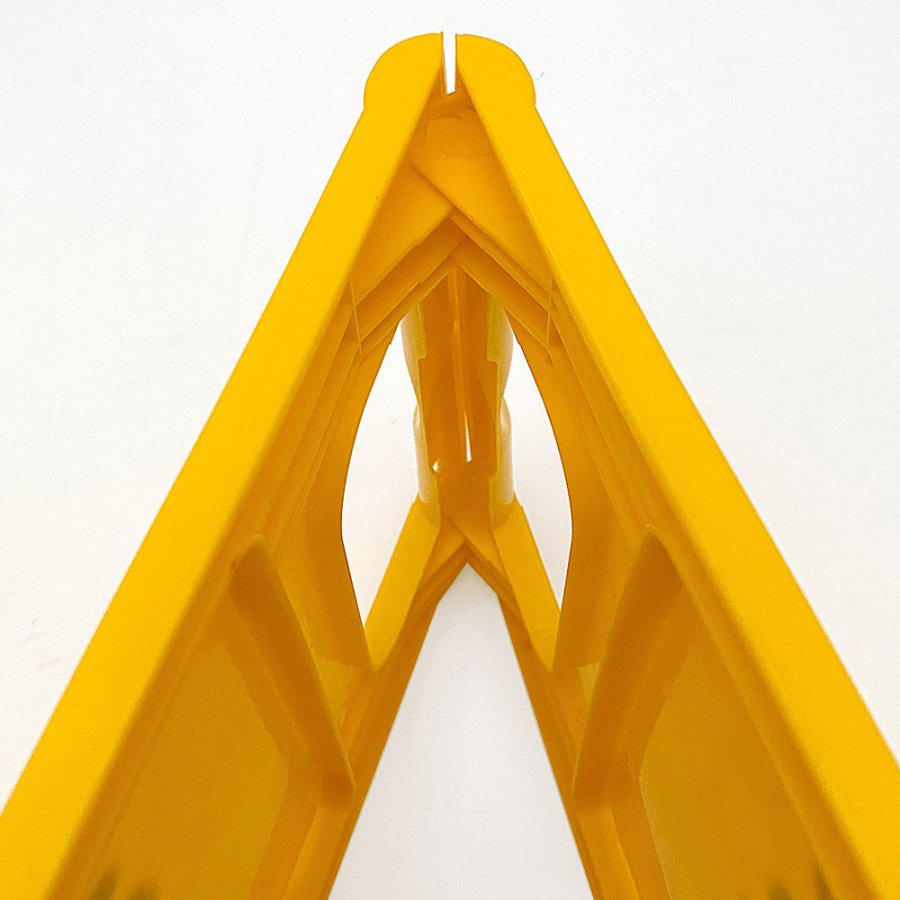 Warnschild mit englischem Aufdruck