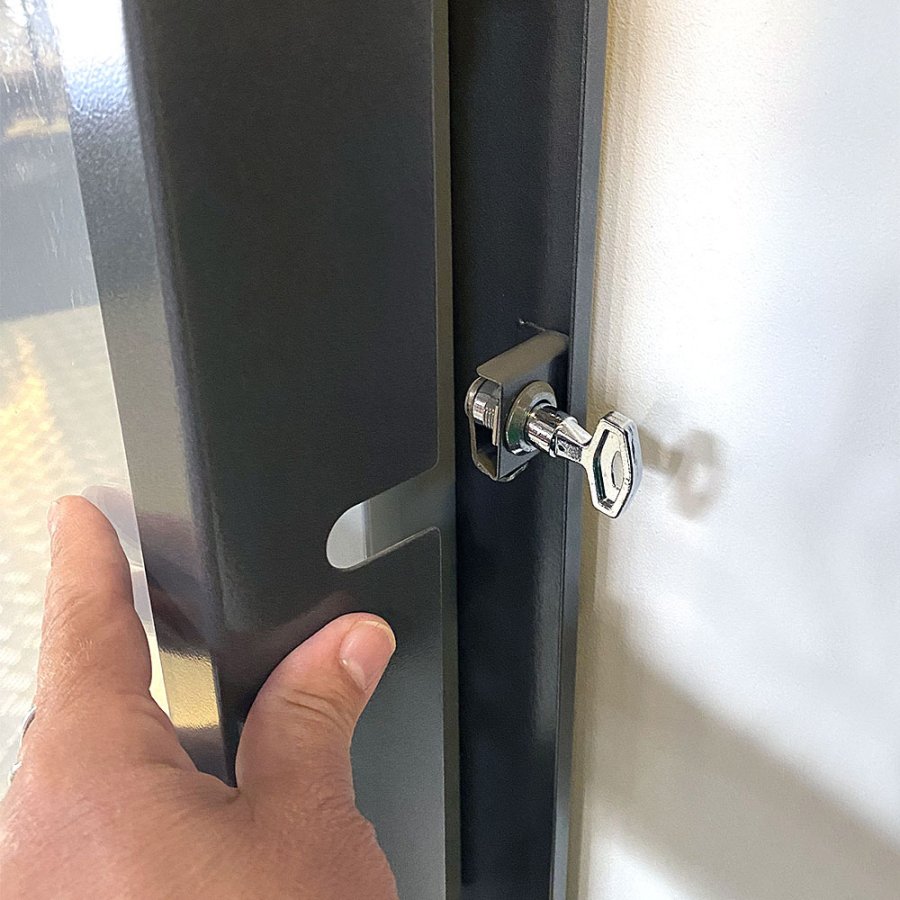 Gebogener Aschenbecher mit A3-Informationsschild