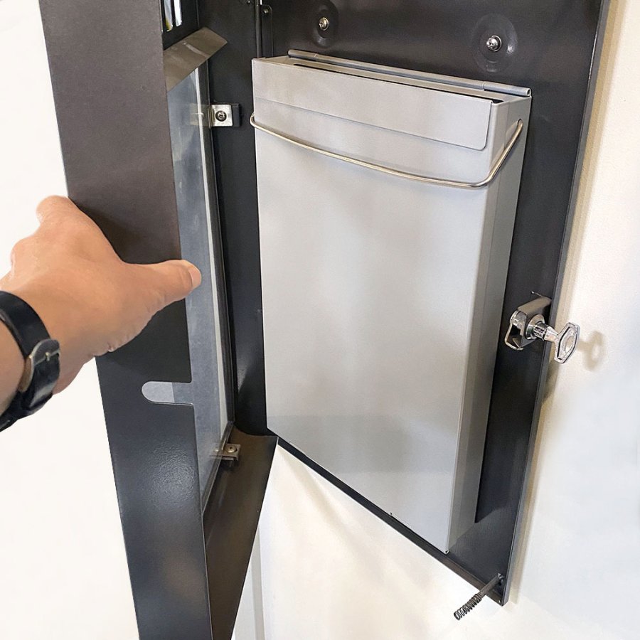 Gebogener Aschenbecher mit A3-Informationsschild