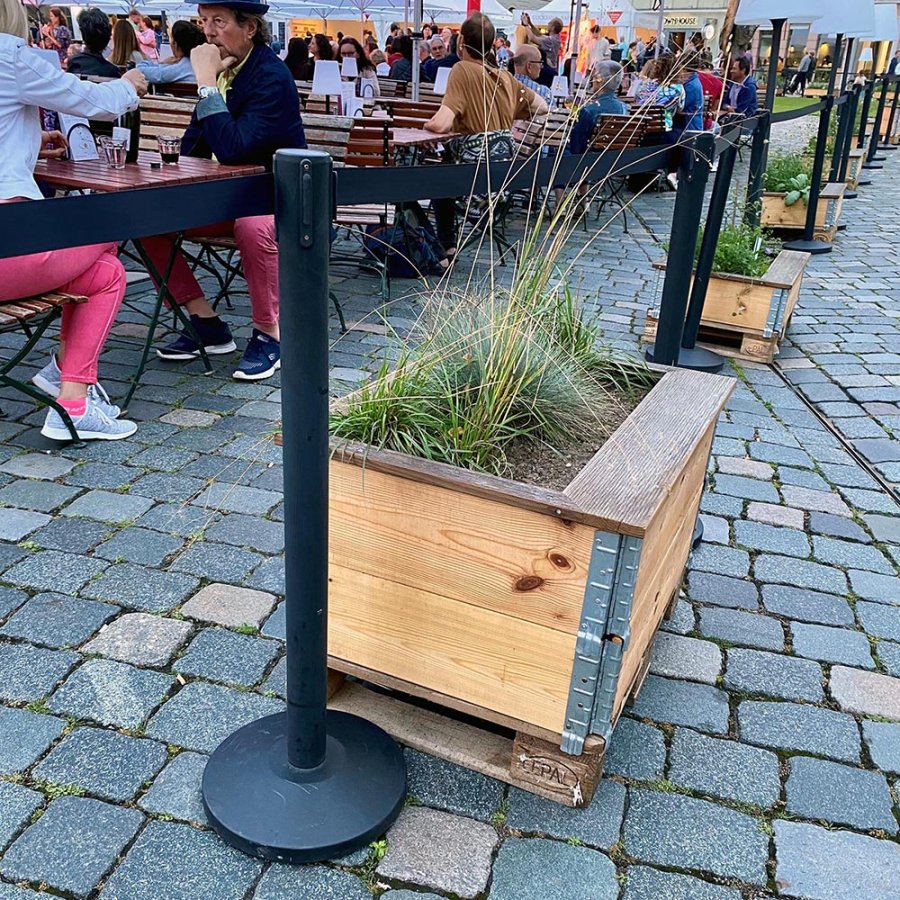 Schwarzer Absperrpfosten - 1 St&auml;nder mit 3 Metern schwarzem Klebeband