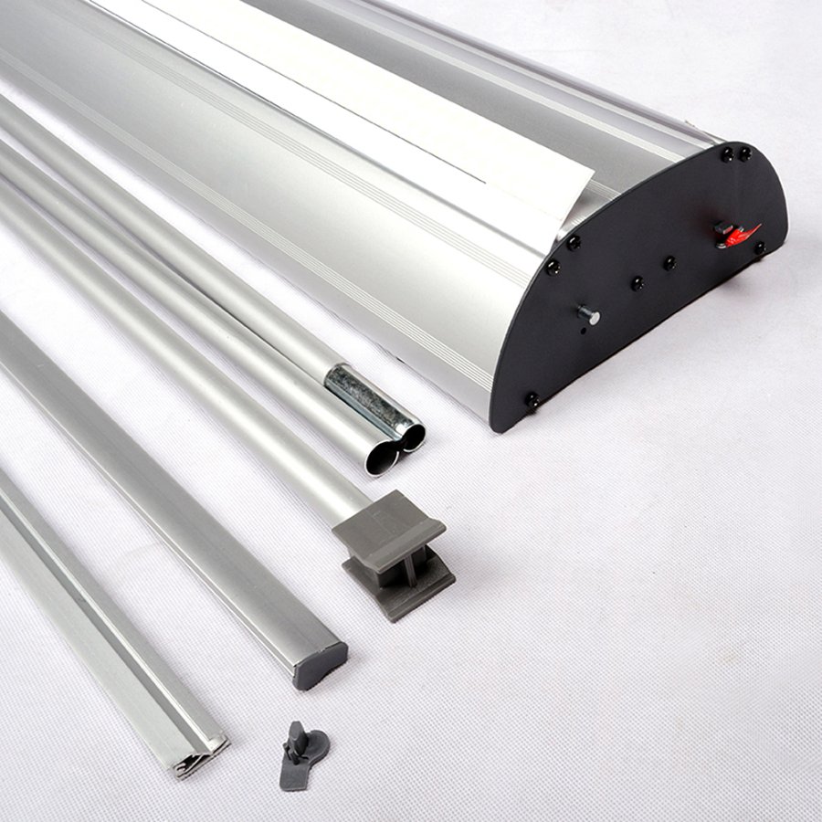 Hier sind drei SEO-freundliche d&auml;nische Titelvorschl&auml;ge:

1) Doppelseitiges Roll-up 100 cm aus Aluminium - elegant und tragbar  
2) Elegantes doppelseitiges Roll-up 100 cm | Aluminium-Display  
3) Roll-up 100 cm (doppelseitig) in Alu - perfekt f&uuml;r Messen und Events